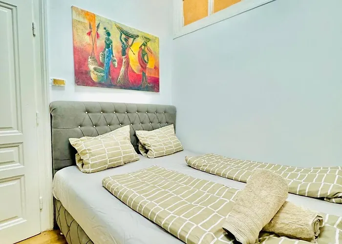 Cozy Private In 9-bedroom Near Augarten Apartment