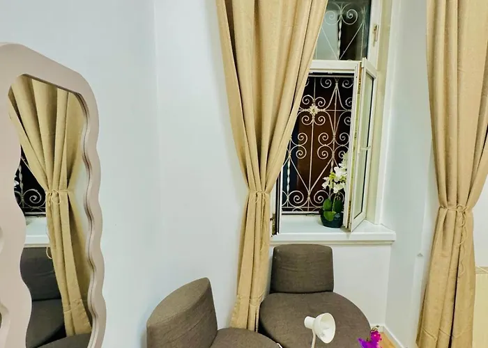 Cozy Private In 9-bedroom Near Augarten Διαμέρισμα *