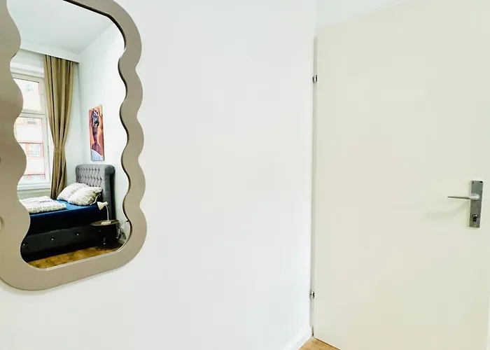Cozy Private In 9-bedroom Near Augarten Apartment *