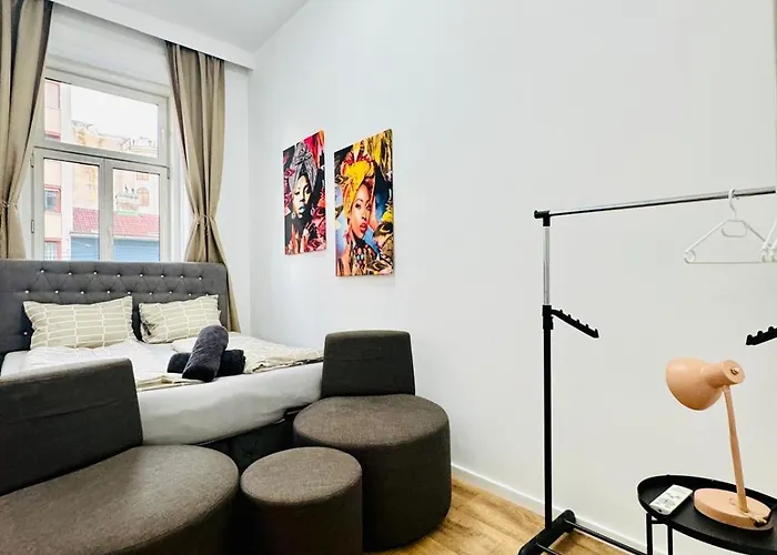 Cozy Private In 9-bedroom Near Augarten Apartment Wien