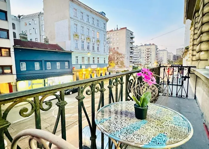 Cozy Private In 9-bedroom Near Augarten Apartment