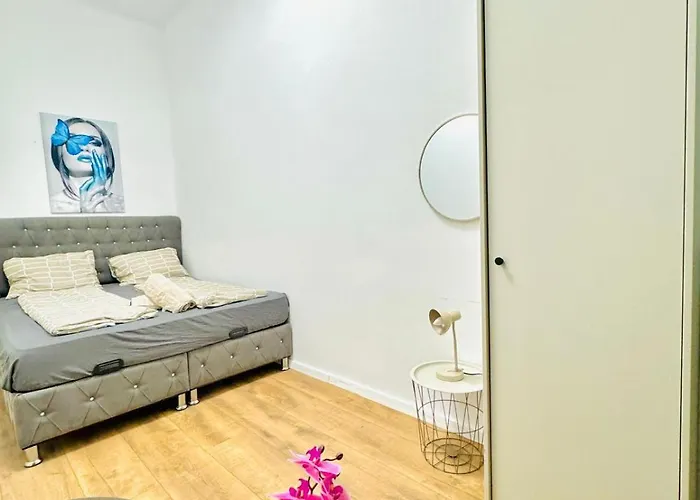 Cozy Private In 9-bedroom Near Augarten Wien
