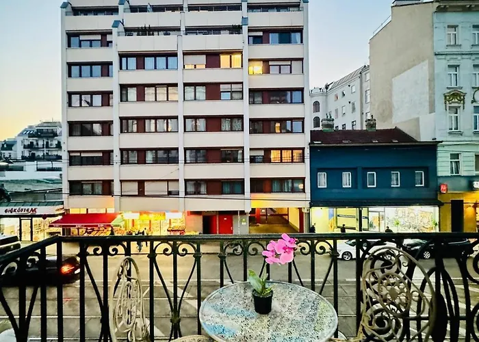 Cozy Private In 9-bedroom Near Augarten Apartment *