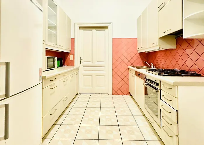 Cozy Private In 9-bedroom Near Augarten Apartment