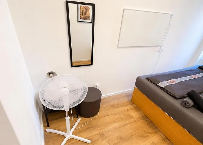 Cozy Private In 9-bedroom Near Augarten