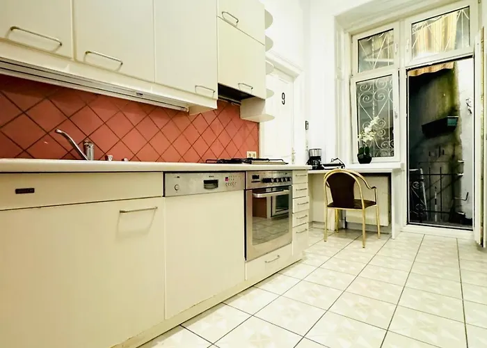 Cozy Private In 9-bedroom Near Augarten *